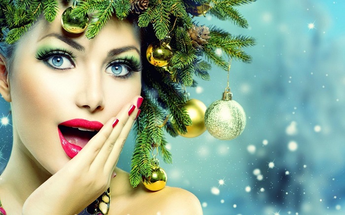girl_model_blue_eyes_holiday_new_year_christmas_decorations