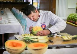 Bojan Dragić, majstor rezbarenja voća i povrća, poznatog i kao carving jedan je od rijetkih u Bosni i Hercegovini koji je ovu vještinu doveo do savršenstva. ( Miomir Jakovljevic - Anadolu Agency )