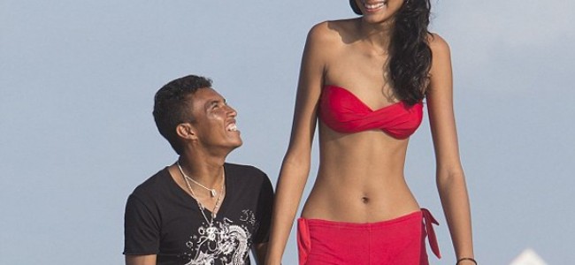 Ovo je najviša tinejdžerka na svetu. Čak je i neki košarkaši gledaju uzdignute glave