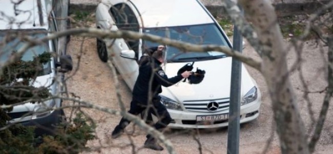 U Splitu huligani napali policiju i zapalili policijski auto