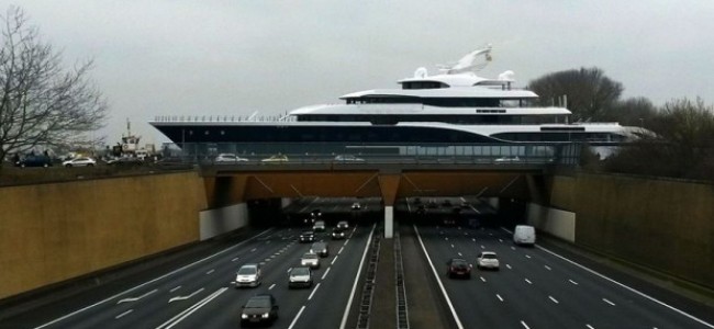 NE, NIJE FOTOŠOP: Vozili se na autoputu, a onda su ugledali ovo (FOTO)