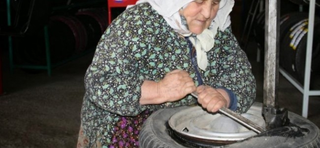 ŽIVOT JE NATJERAO: Pogledajte ovu staru majku koja mora da radi kao vulkanizer