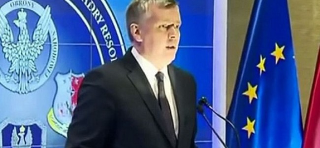 Poljski ministar pričao u lampu umjesto u mikrofon VIDEO