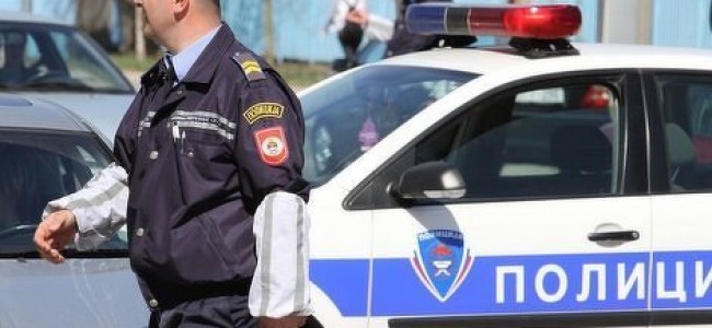 Pripadnici Stanice policije dijeliće promotivni materijal “Petarde nisu igračke”
